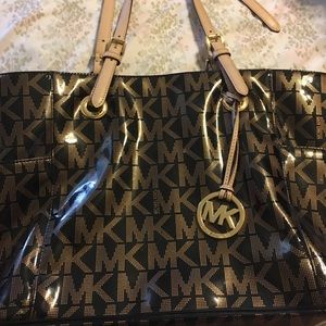 Micheal kors bag w/missin piece